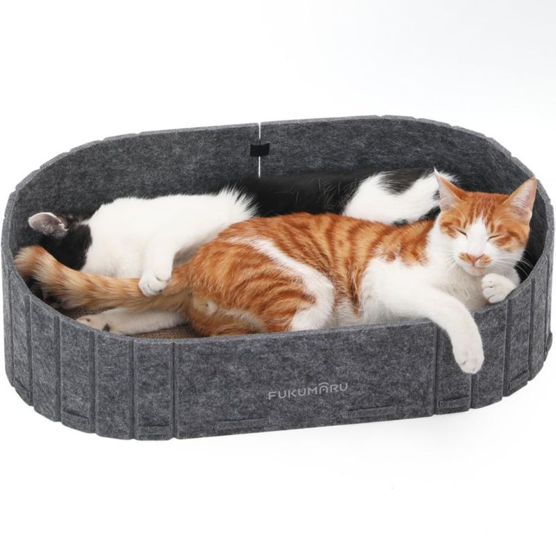 Rascador para Gatos FUKUMARU 61 cm Forma de Sofá Reversible