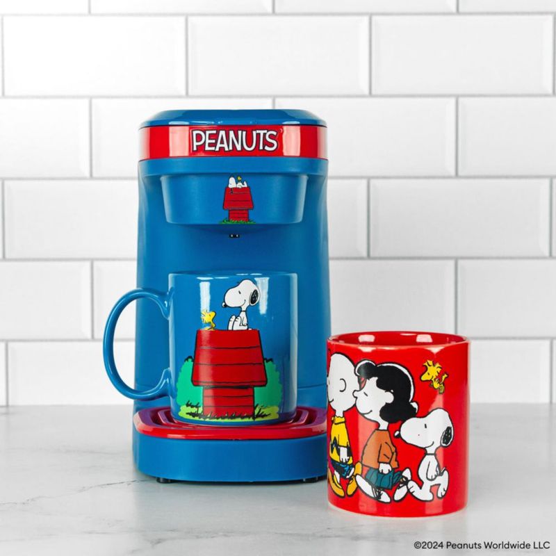 Cafetera Uncanny Brands Peanuts de una taza set de regalo