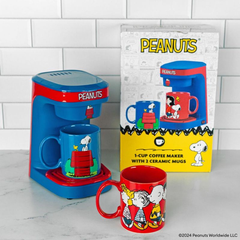 Cafetera Uncanny Brands Peanuts de una taza set de regalo