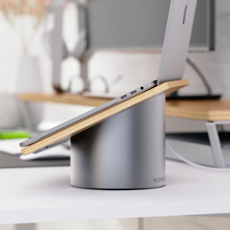 Soporte elevador para laptop HumanCentric de madera de nogal y base de aluminio