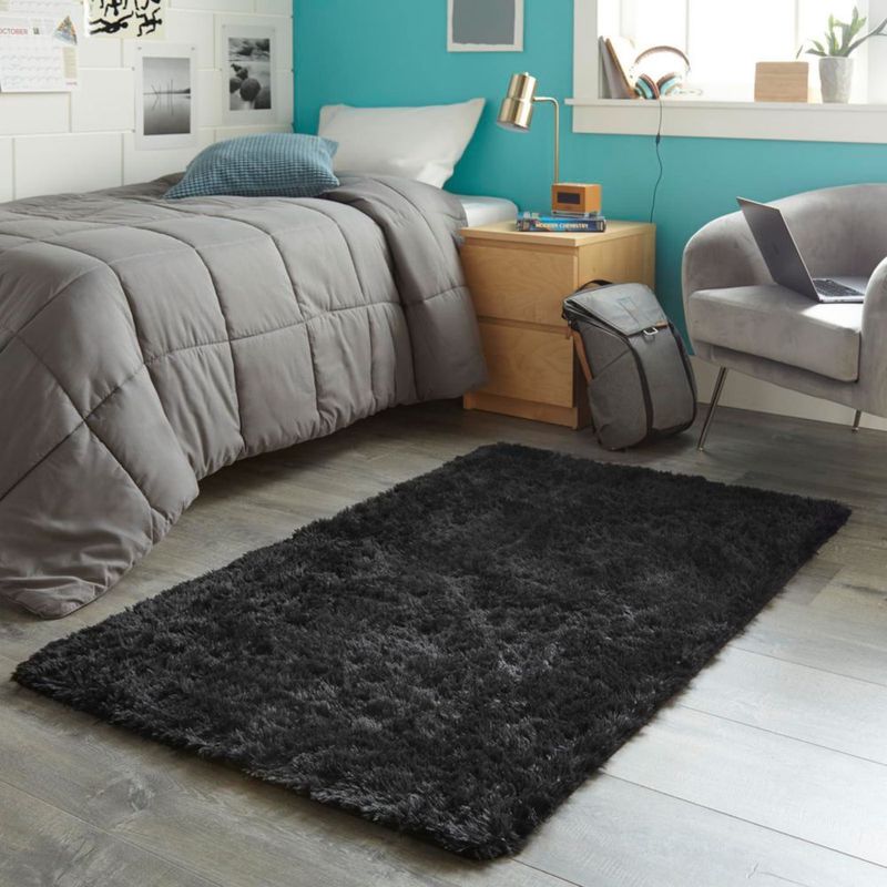Alfombra Ophanie 150 cm x 91 cm negra antideslizante de pelo largo