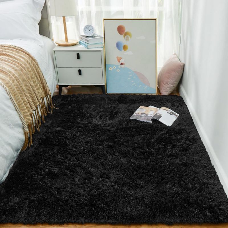 Alfombra Ophanie 150 cm x 91 cm negra antideslizante de pelo largo