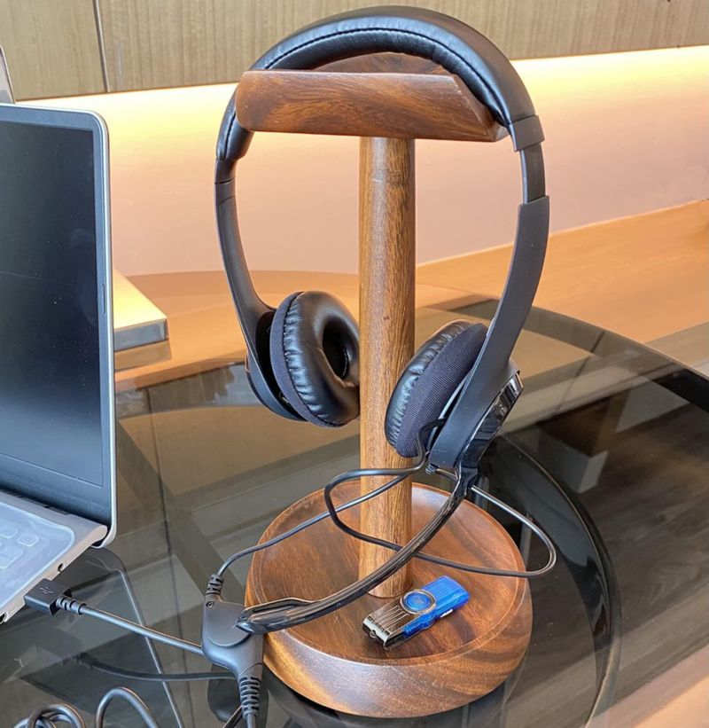 Soporte para auriculares WRIGHTMART de madera de acacia con bandeja