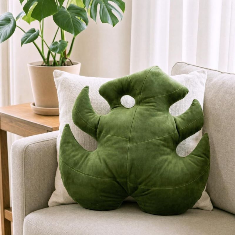 Almohada Green Philosophy Co. 43 × 41 cm Monstera Tierra Musgosa