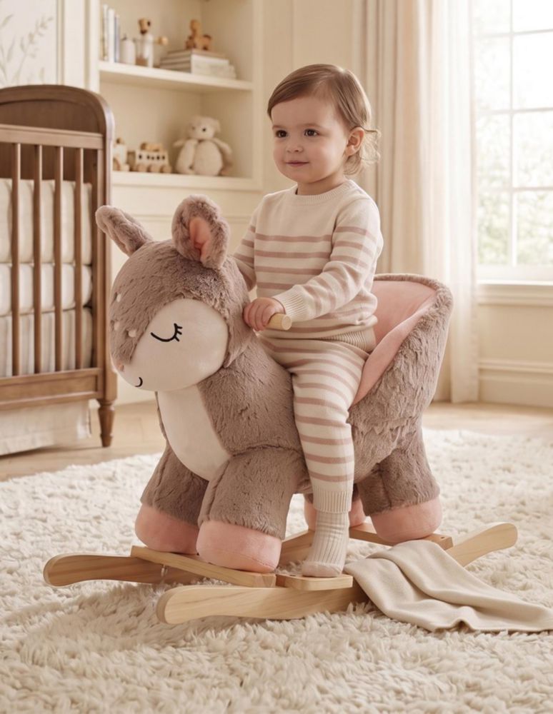 CIERVO BALANCÍN DEERLY BEIGE. MECEDOR DE PELUCHE CON MÚSICA DE CUNA, ASIENTO ACOLCHADO SEGURO Y BASE DE MADERA DE ALTA DENSIDAD. SOPORTA 30 KG