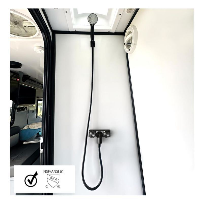 Grifo WMF para Ducha y Bañera de Casa Móvil 4" Negro con Manijas Dobles