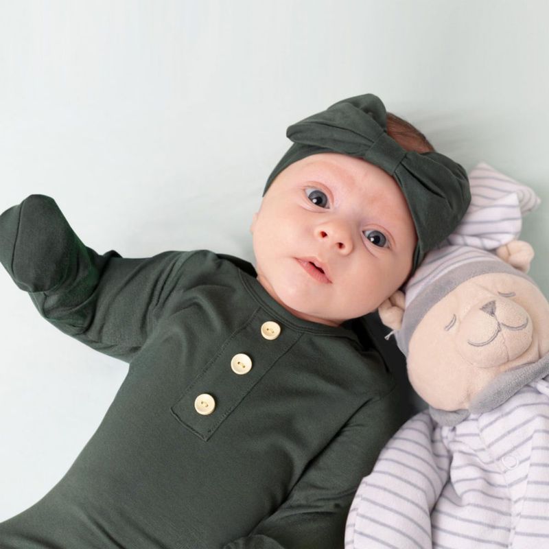 Set de batita para bebé Noah Baby de 2 piezas con gorrito y nudo