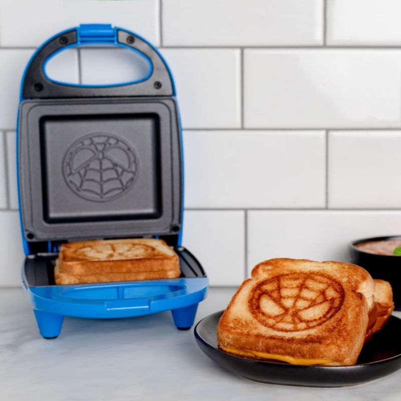 Sandwichera Uncanny Brands Spider-Man 120V Marvel