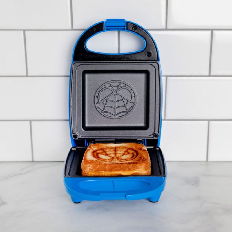Sandwichera Uncanny Brands Spider-Man 120V Marvel