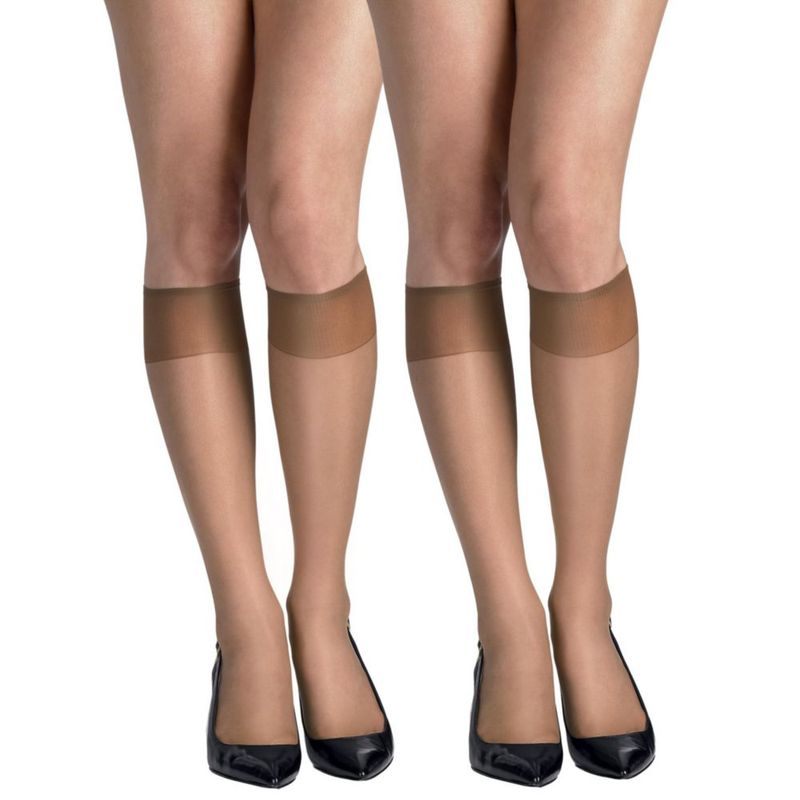 Medias Hanes Silk Reflections hasta la rodilla casi invisibles