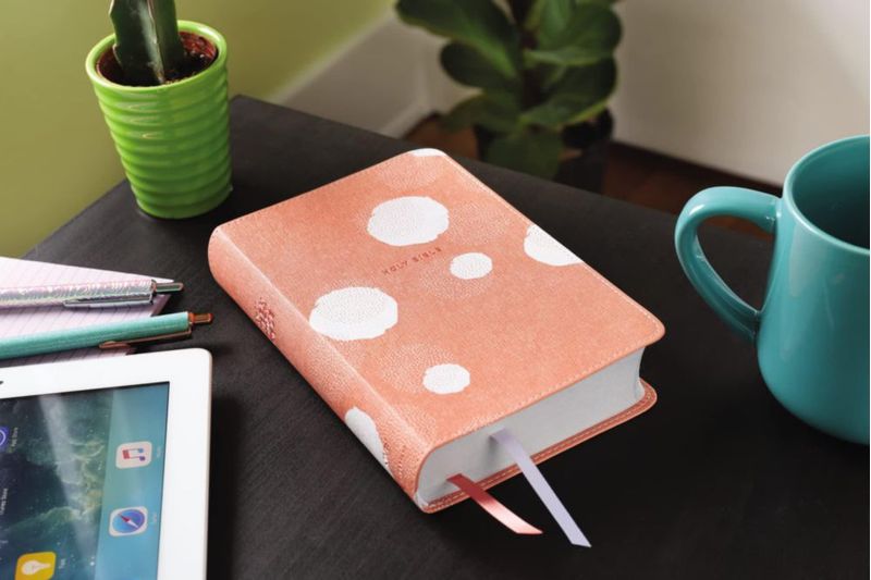 Biblia de estudio para adolescentes HarperCollins Compacta color melocotón
