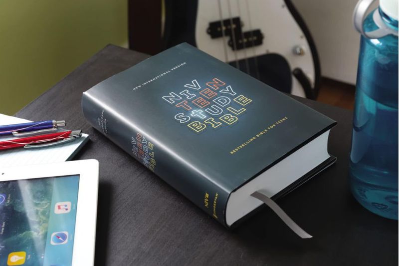Biblia de Estudio NVI para Adolescentes HarperCollins Tapa Dura Azul Marino