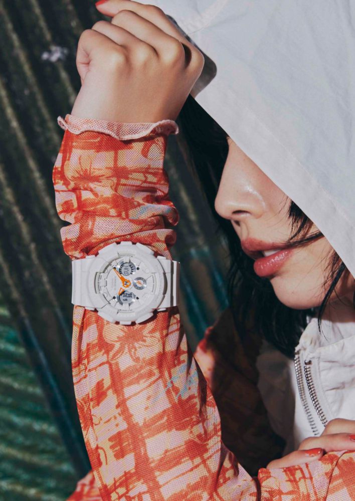 Reloj G‑Shock GMA‑S120 con correa blanca y naranja