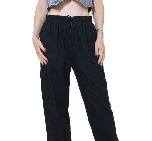 Pantalón cargo, pretina con elástico y bolsas al frente